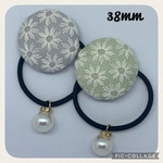 刺繍 お花の刺繍 マーガレットくるみボタン パール風チャーム付き ヘアゴム ③