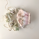 💓 June Rose pink コットンプリントと国産ダブルガーゼで作った立体マスク   アイボリーリボン刺繍コットンレース&ペールピンクお花レースリボンのせ　モーヴピンクリボン　ポケットタイプ