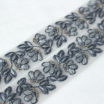 インド刺繍リボンᢂワントーン小花　グレー　インド刺繍/インドリボン/刺繍リボン/リボン/シルクリボン/トリム/ブレード/ジャガードリボン/チロリアンテープ/レース/チュール/チュールレース