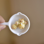 ソフトクリームもぐもぐりすさん🍦 ブローチまたはマグネット