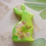 ◇565　ライム色　🍊うさぎとお花のブローチ🐇