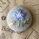 ネモフィラと蝶々　くるみボタン刺繍ヘアゴム
