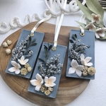 ホワイトのお花とくすみブルーのアロマワックスサシェ