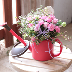 母の日♪ 真っ赤なジョウロの花束植え