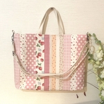 ショルダーベルト付ボーダー柄のレッスンバッグ