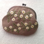 リネンと刺繍のマーガレットのがま口