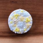ビーズ刺繍くるみボタン（ヘアゴム/ブローチ）