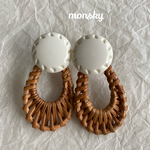 ボタンとラタンのピアス