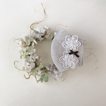 💓LINEN   ナチュラル系ペールベージュリネンと国産ダブルガーゼで作った立体マスク　オフホワイトチュールフラワーモチーフレース・パールのせ&ビターチョコリボン　ポケットタイプ