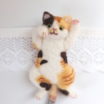 羊毛フェルト☆ぽっちゃり猫のお腹見せブローチ