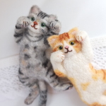 羊毛フェルト☆ご機嫌♪お腹見せ猫ブローチ