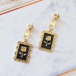 アンティーク調⭐額縁に入った薔薇のピアス