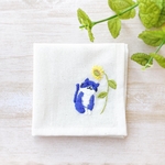 ハチワレ猫チャンとひまわりの手刺繍ハンカチ  