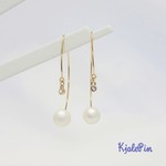 小さなガラス玉とマットホワイトのパールの変形ピアス