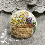 花かごの刺繍　ブローチ/ヘアゴム