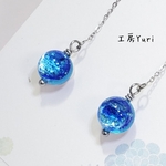 光るホタルガラス ミヤコブルー青芯のシルバーアメリカンピアス