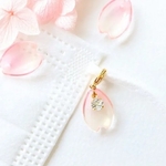 桜の花弁とビジュー　マスクチャーム