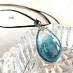 カプリブルーの海をとじこめたネックレス