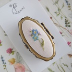 【5/1(土)21:00発売予定】刺繍　アクセサリーケース　忘れな草