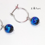 光るホタルガラスのシルバーフープチタンピアス