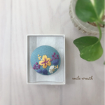 【ハイビスカス刺繍ブローチ　水色】お誕生日プレゼントやプチギフトにおすすめ♡　暮らしに刺繡の彩りを。