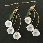 長さが選べる。可憐なすずらんのピアス/イヤリング(アンティーク、レトロ、ビンテージ、白、夏、リーフ、グリーン、揺れる、軽い