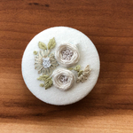 刺繍くるみボタン（ヘアゴム/ブローチ）