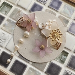アクリルビーズと淡水パールのアシンメトリーピアス　ピンクパープル