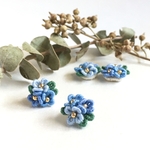 小さな紫陽花の刺繍ピアス/イヤリング　ブルー　梅雨