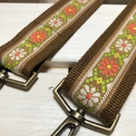 38mm幅・斜め掛け用ショルダーストラップ★ 38mm幅・茶色ベルト＋24mm幅・薄茶色地×白・オレンジの8枚花びら花刺繍のチロリアンテープ