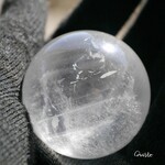 天然石 約83g直径約39mm水晶丸玉(ブラジル産)虹入り 木製台座付スフィア球体クォーツクリスタル鉱物テラリウム素材パワーストーンインテリア[rq-210427-04]