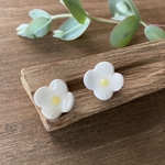 白いお花のピアス（磁器）／イヤリング ※チタンポスト