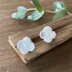 白いお花のピアス(磁器)／イヤリング