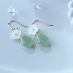 ＊瑞々しいグリーンアベンチュリンとシェルフラワーのピアス（イヤリング）＊イヤリングに変更可能＊5月の誕生石