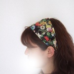4月新作　お花いっぱい　黒　綿ローンのゆるターバン　コーデのスパイスに*お家でほっこり**ヘアバンド