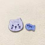 素朴な顔の白ねこセットワッペン