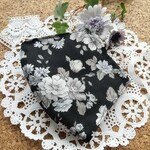 シルク☘️ (再販3) 春の黒薔薇🌹  クラシカルな花柄マスク   