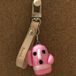 （名入れ無料）ピンク埴輪チャームのレザーキーホルダー