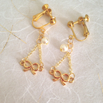 《♡8000記念300円均一SALE》ゆらゆらリボン✴︎パールを添えて。【イヤリング or ピアス】