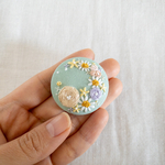 【 受注制作 】花々のながれ ～ 刺繍ブローチ