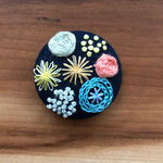 刺繍くるみボタン（ヘアゴム/ブローチ）