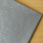 50*50【ブロード】瞬く星たち／グレー《 生地 ブロード生地 コットン 綿 スター 星 星柄 ラメ ゴールド ミニ 宇宙 》