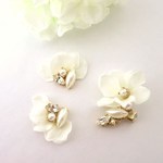布花とリーフ型パールとビジューのイヤーカフ＆ピアスセット【白】
