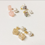 選べるキャッチ★ベージュシェルキューブピアス