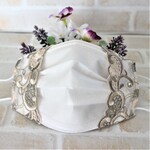 （再販）マスクカバー/ベージュとグレージュでつる草模様を刺繍してあるチュールレースにラインストーンのビジュー✨をつけたエレガントでお洒落なマスクカバー