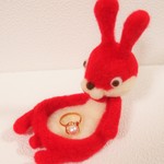 ウサギおじさん＊「はて？これは誰のだったかな。」＊レッド＊リングピロー＊羊毛フェルト