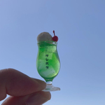 丸いアイスのメロンクリームソーダ🍈