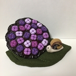 縮緬細工の季節の飾り　蓮の実細工の紫陽花とかたつむり(紫)