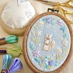 [rinrakiさま用ページ]リスとネモフィラ、ハナニラ、カモミールの手刺繍フープ