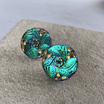 リーフ模様のピアス 　グリーン（チェコガラスボタン）